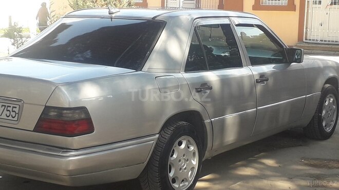 Mercedes E 220 1993, 210,000 km - 2.2 l - Sumqayıt