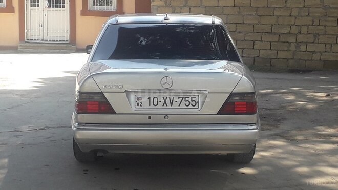 Mercedes E 220 1993, 210,000 km - 2.2 l - Sumqayıt