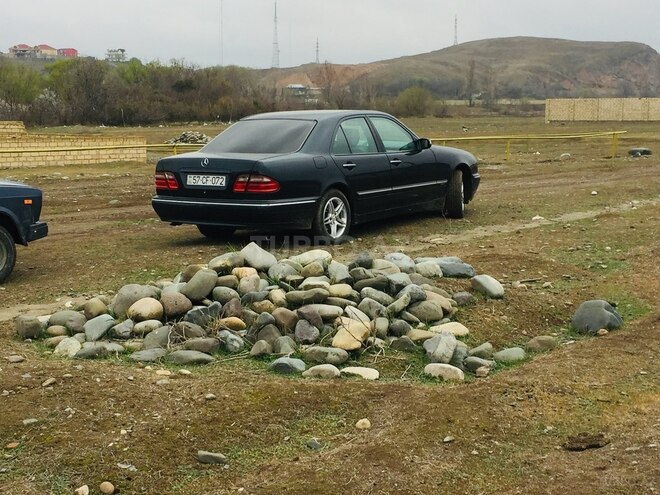 Mercedes E 240 2000, 232,800 km - 2.4 l - Gəncə