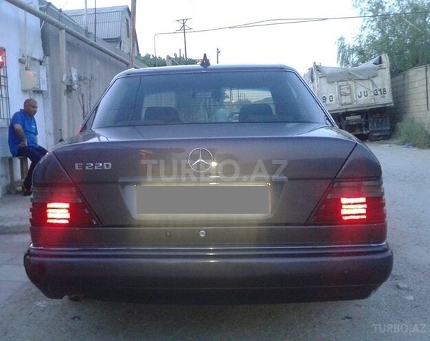 Mercedes E 220 1995, 320,000 km - 2.2 l - Bakı