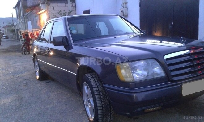 Mercedes E 220 1995, 320,000 km - 2.2 l - Bakı