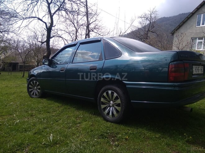 Opel Vectra 1995, 367,000 km - 1.6 l - Zaqatala