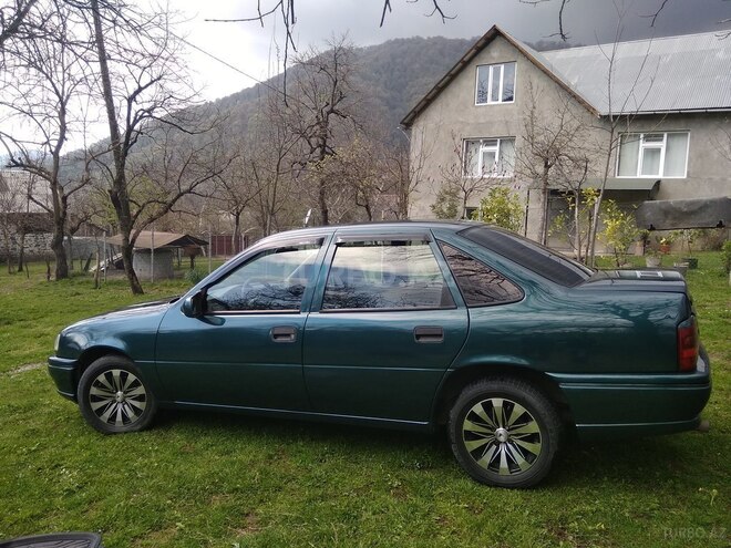 Opel Vectra 1995, 367,000 km - 1.6 l - Zaqatala
