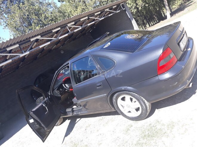 Opel Vectra 1998, 490,000 km - 2.0 l - Qazax