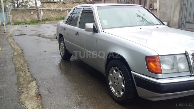 Mercedes E 220 1993, 290,000 km - 2.2 l - Bakı
