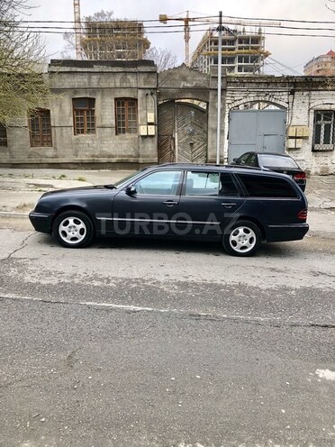 Mercedes E 220 2000, 380,000 km - 2.2 л - Bakı