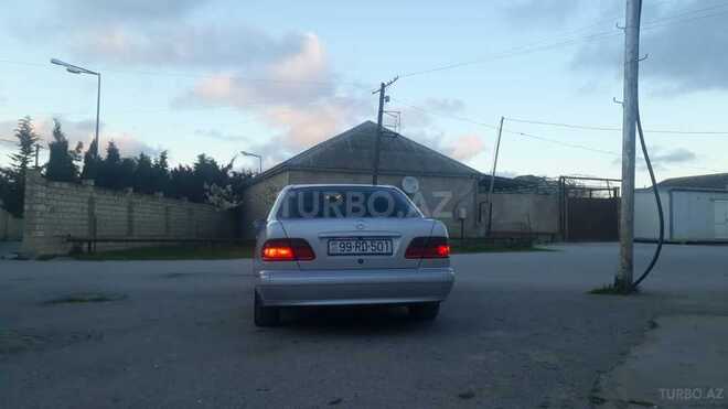 Mercedes E 220 2001, 302,000 km - 2.2 l - Bakı