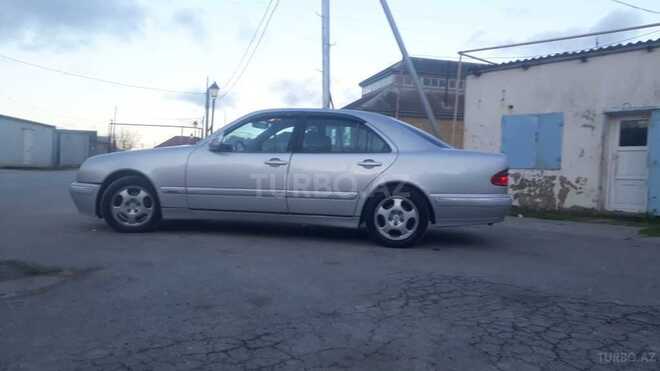 Mercedes E 220 2001, 302,000 km - 2.2 l - Bakı
