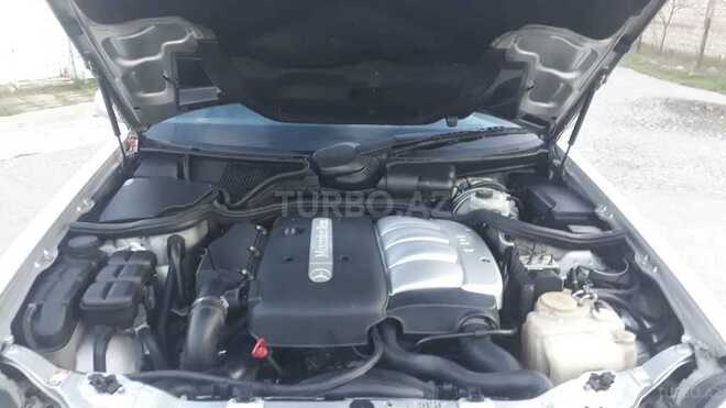 Mercedes E 220 2001, 302,000 km - 2.2 l - Bakı