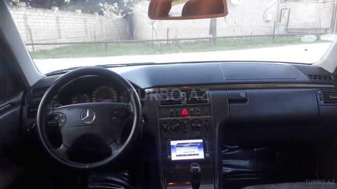 Mercedes E 220 2001, 302,000 km - 2.2 l - Bakı