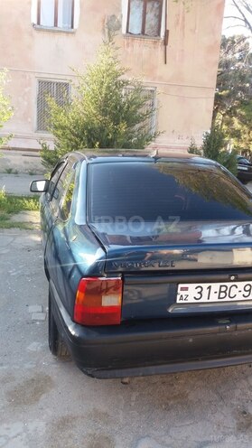 Opel Vectra 1991, 300,000 km - 1.8 l - Sumqayıt