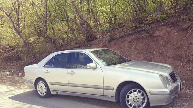 Mercedes E 240 2001, 235,000 km - 2.6 l - Bakı