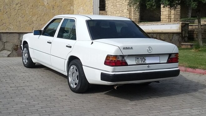 Mercedes E 250 1990, 315,000 km - 2.5 л - Bakı