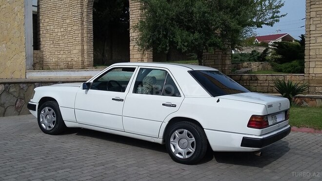 Mercedes E 250 1990, 315,000 km - 2.5 л - Bakı