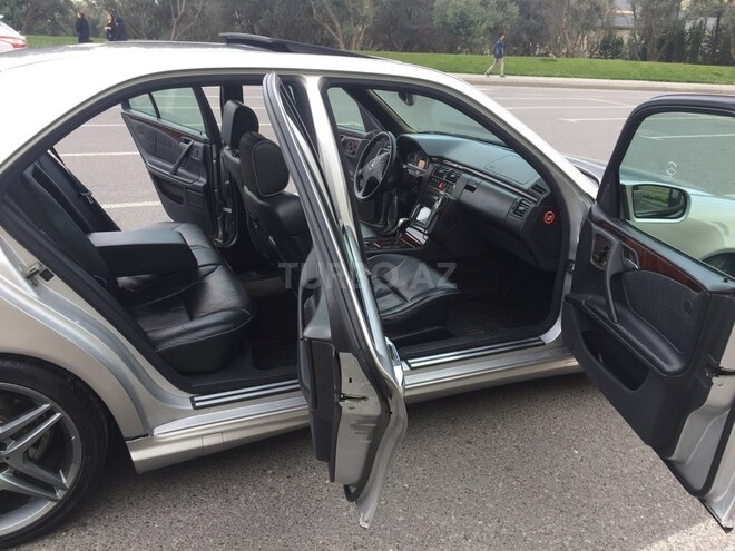 Mercedes E 270 2001, 207,000 km - 2.7 l - Bakı