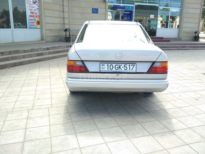 Mercedes E 200 1986, 302,578 km - 2.0 l - Bərdə