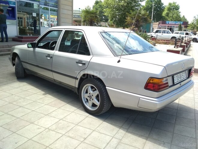 Mercedes E 200 1986, 302,578 km - 2.0 l - Bərdə