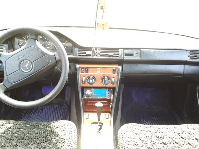 Mercedes E 200 1986, 302,578 km - 2.0 l - Bərdə