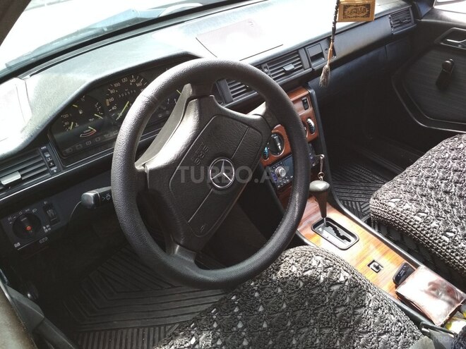 Mercedes E 200 1986, 302,578 km - 2.0 l - Bərdə