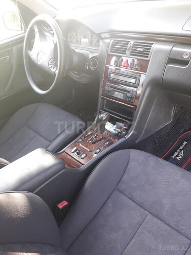 Mercedes E 240 2000, 260,000 km - 2.6 л - Sabirabad