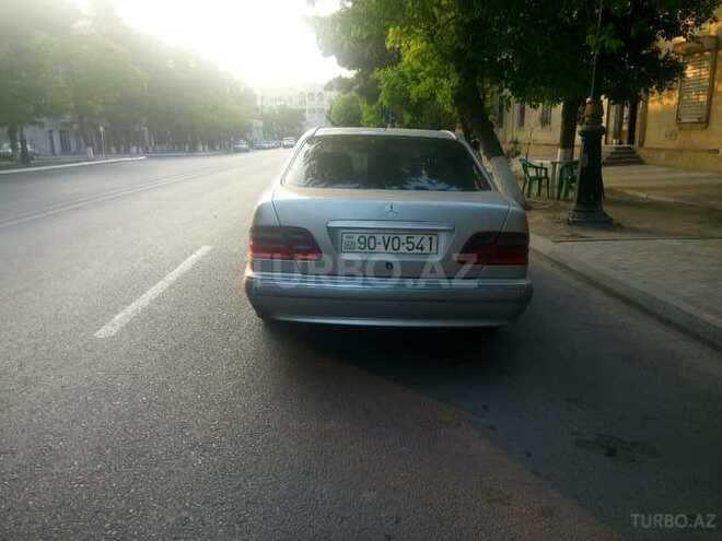 Mercedes E 220 2001, 405,880 km - 2.2 l - Sumqayıt