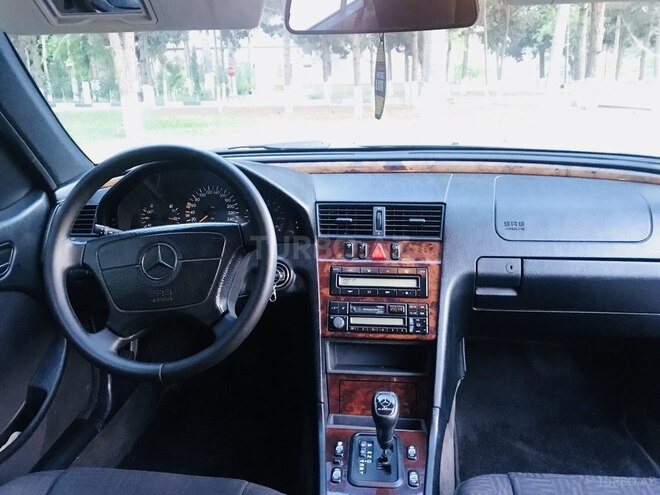 Mercedes E 240 1998, 289,000 km - 2.4 l - Sumqayıt
