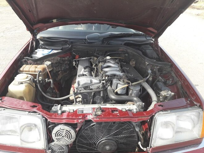 Mercedes E 250 1990, 484,146 km - 2.5 l - Yevlax