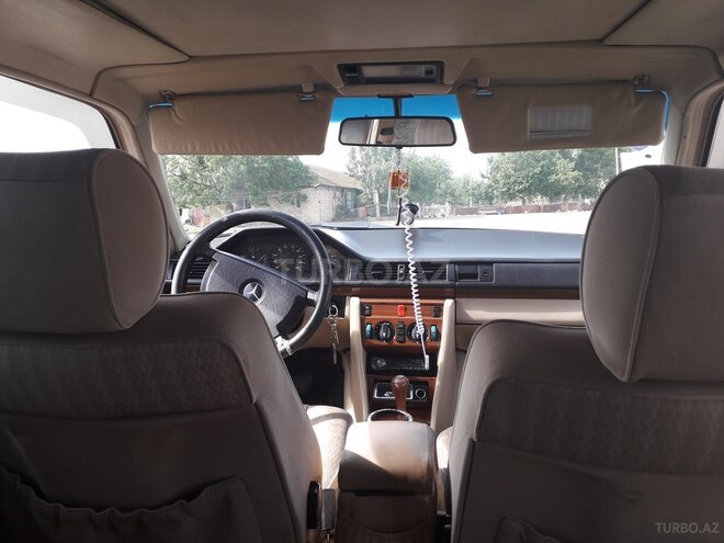 Mercedes E 250 1990, 484,146 km - 2.5 l - Yevlax
