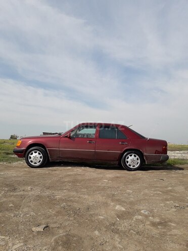 Mercedes E 250 1990, 484,146 km - 2.5 l - Yevlax