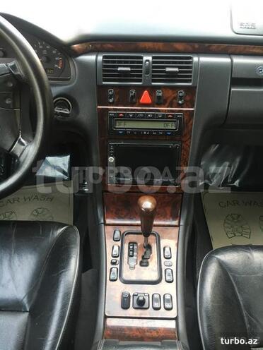 Mercedes E 240 2000, 278,000 km - 2.4 l - Bakı