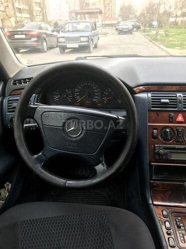 Mercedes E 280 1999, 270,737 km - 2.8 l - Bakı