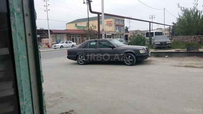 Mercedes E 200 1992, 250,000 km - 2.0 l - Bakı