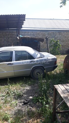 Mercedes 190 1991, 200,000 km - 2.0 l - Quba