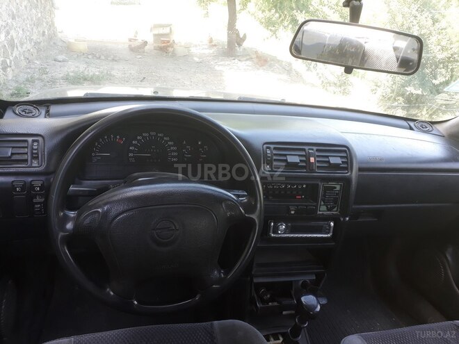 Opel Vectra 1994, 385,000 km - 2.0 l - Qazax