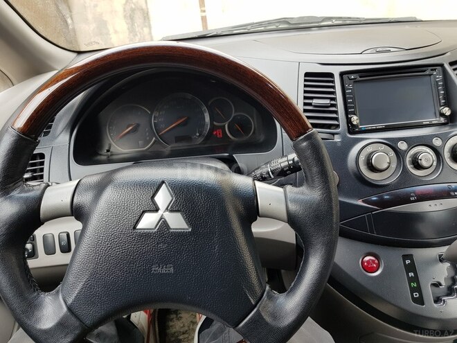 Mitsubishi Grandis 2007, 260,000 km - 2.4 l - Qusar