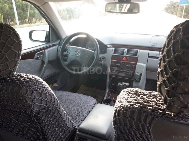 Mercedes E 220 2001, 321,000 km - 2.2 l - Bakı