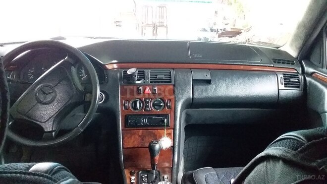 Mercedes E 240 1999, 330,000 km - 2.4 l - Quba