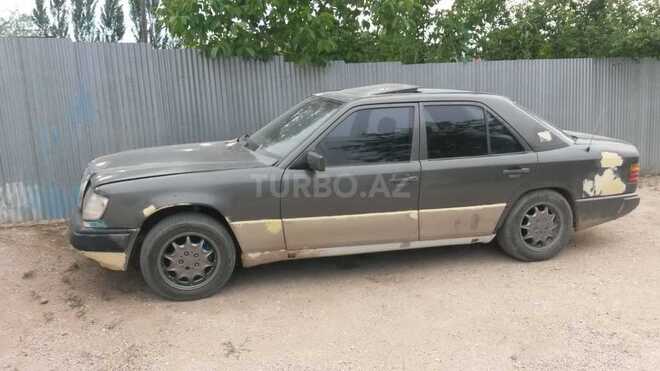 Mercedes E 200 1985, 254,896 km - 2.0 l - Salyan