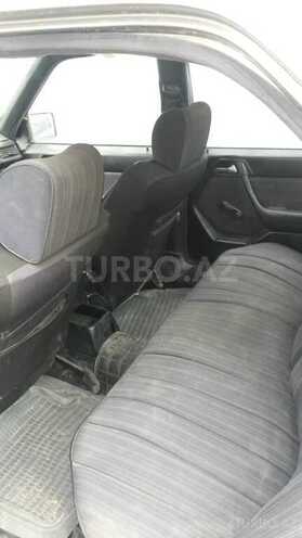 Mercedes E 200 1985, 254,896 km - 2.0 l - Salyan