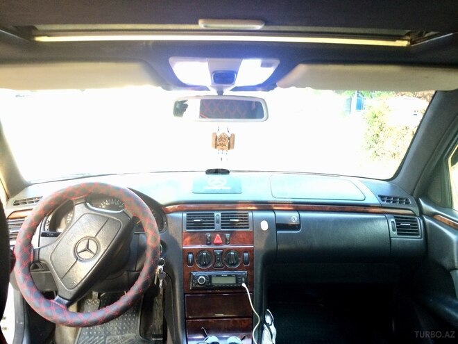 Mercedes E 250 1998, 268,568 km - 2.5 l - Xırdalan