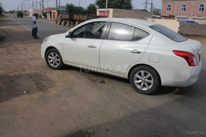 Nissan Sunny 2013, 180,000 km - 0.2 л - Bakı