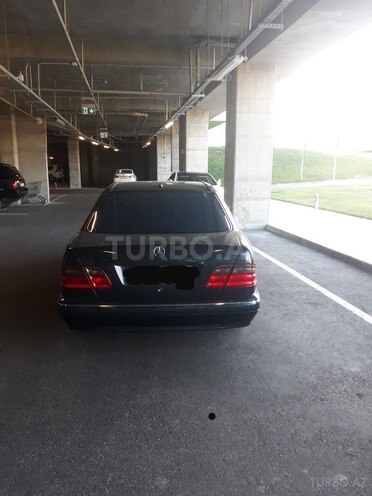 Mercedes E 240 1999, 332,900 km - 2.4 l - Bakı