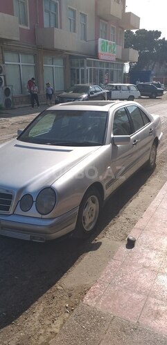 Mercedes E 220 1999, 125,000 km - 2.2 l - Bakı