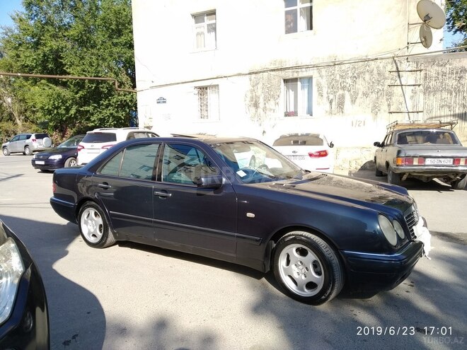 Mercedes E 240 1998, 319,000 km - 2.4 л - Bakı