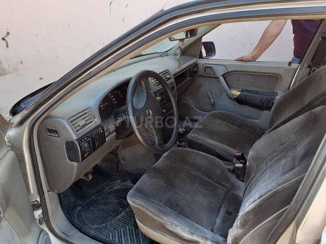Opel Vectra 1991, 215,463 km - 1.7 l - Qazax