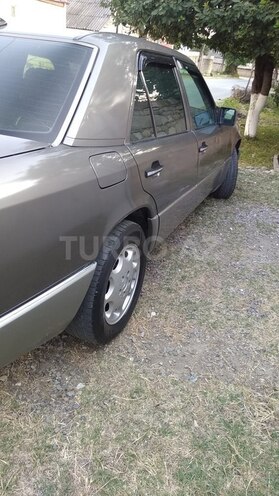 Mercedes E 200 1993, 3,859,640 km - 0.2 l - İsmayıllı