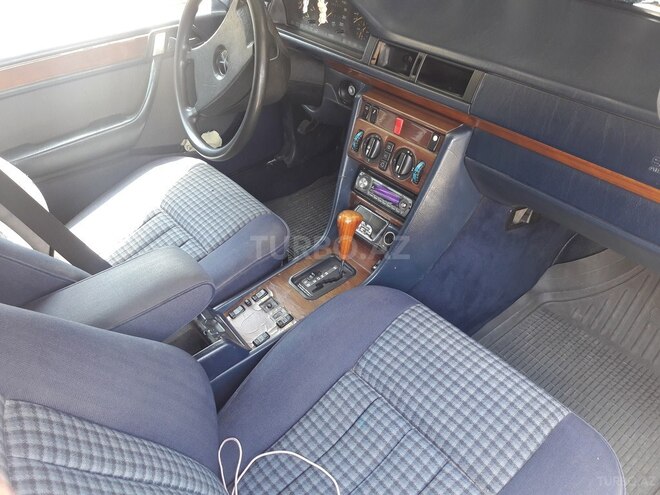 Mercedes E 220 1991, 303,000 km - 2.2 l - Bakı