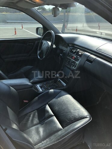 Mercedes E 240 2001, 220,000 km - 2.6 l - Bakı