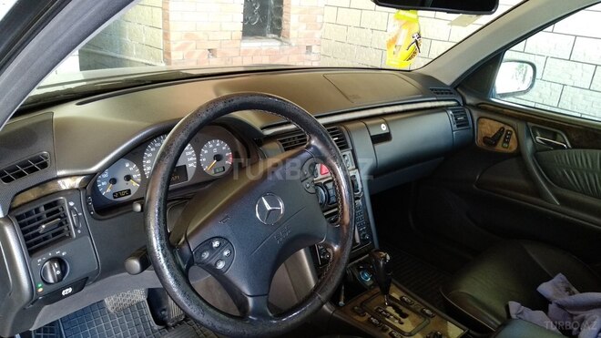 Mercedes E 240 2000, 310,000 km - 2.6 л - Bakı