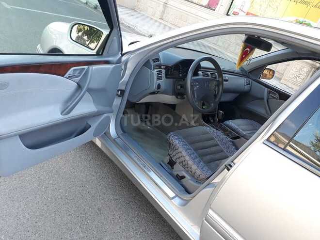 Mercedes E 240 2001, 268,760 km - 2.6 л - Ucar